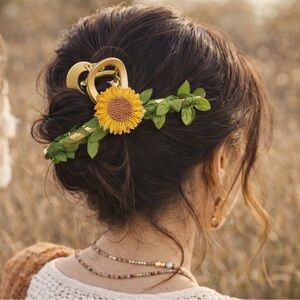 NEW Boho Sunflower Hair Claw Clip – Natural Floral Hair Accessory